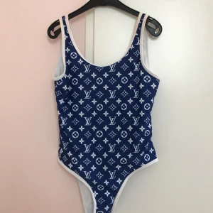 Baddräkt  - En fin baddräkt i färgen blå och Louis Vuitton print