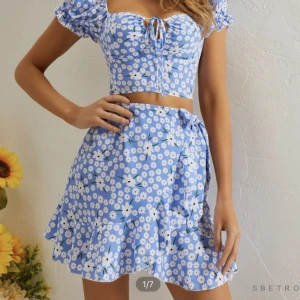 Blommig kjol  - Grön blommig omlottkjol från shein. (På andra bilden så blåser det lite). Den är onesize