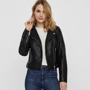 Vero moda skinnjacka - Skinnjacka fusk skinn, oanvänd. Säljer eftersom den inte kommer till användning💕 Tillkommer frakt 59kr!