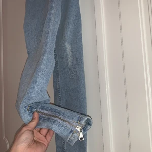 Pimkie jeans, strl 32/XXS - Tighta Pimkie jeans med dragkedja nedtill i storlek 32/XXS. Mkt fint skick, använda nån gång. Du får de nytvättade, såklart. Postar samma dag som betalning gjorts, du står för frakten :) annars kan du komma och hämta dessa i Tallkrogen, Enskede. Mvh Maria