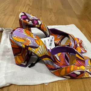 high heeled sandals with pattern Ny med prislappar 