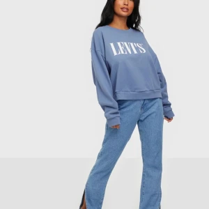 Levi’s tröja - Pga rensning säljer jag nu denna skitsnygga croppade ljusblå tröjan. Nypris 600kr, sparsamt använd 