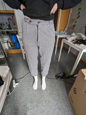 Checked pants black/white - Pants with a black and white checked pattern