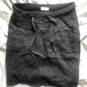 linne kjol  - svart linne kjol i nyskick perfekt på sommaren tänker 100kr men ge gärna andra förslag som passar dig 
