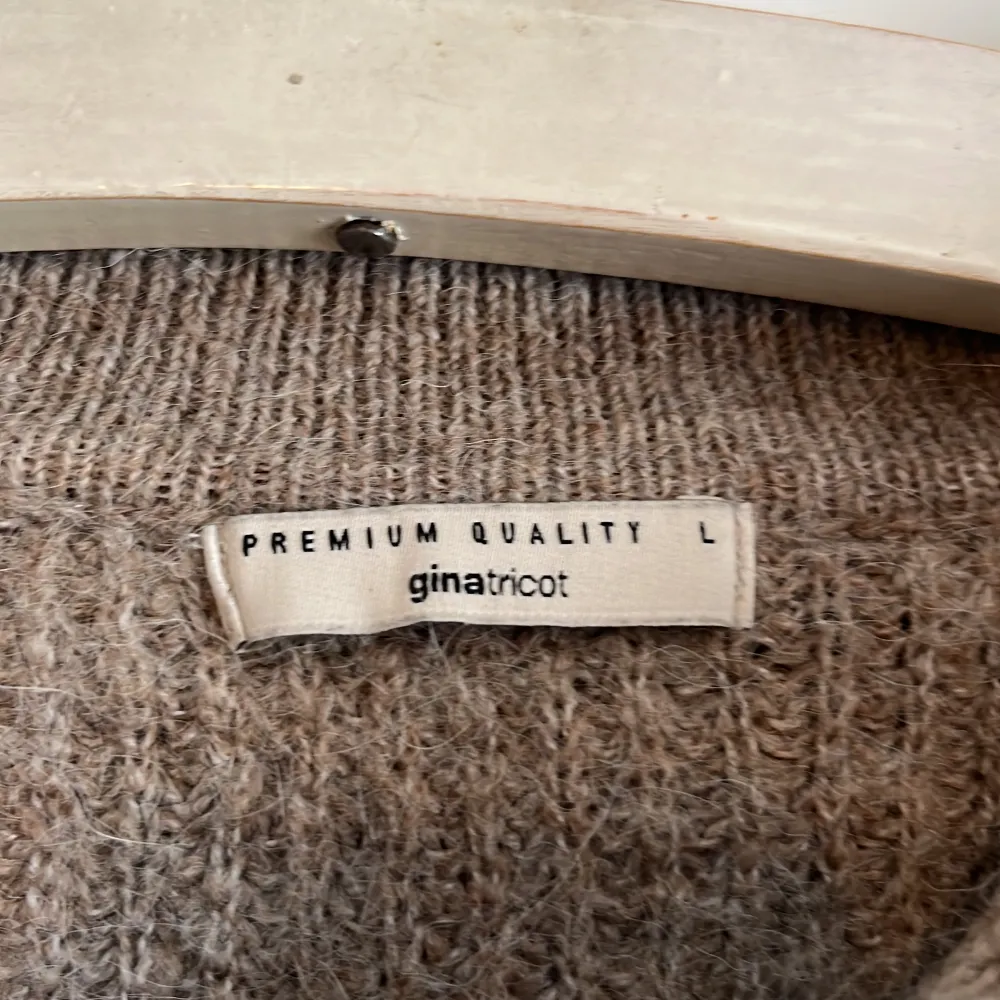 Super fin brun stickad tröja från Gina Tricot i deras ”premium quality”. Det är storlek L men skulle säga att den absolut passar om man vanligtvis har M då jag anser att den är liten i storleken.. Stickat.