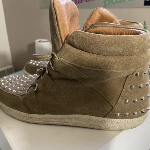 Höga sneakers  - As snygga höga sneakers från Sandro! De är mörkgröna med coola nitar på!😝