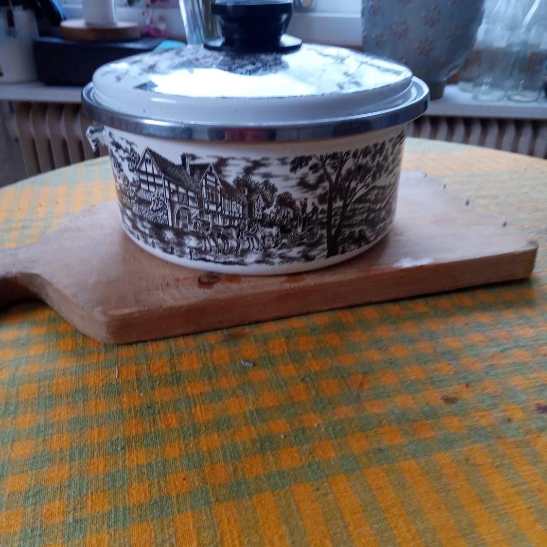 Vintage, kastrull ca 1-2 liters med motiv.