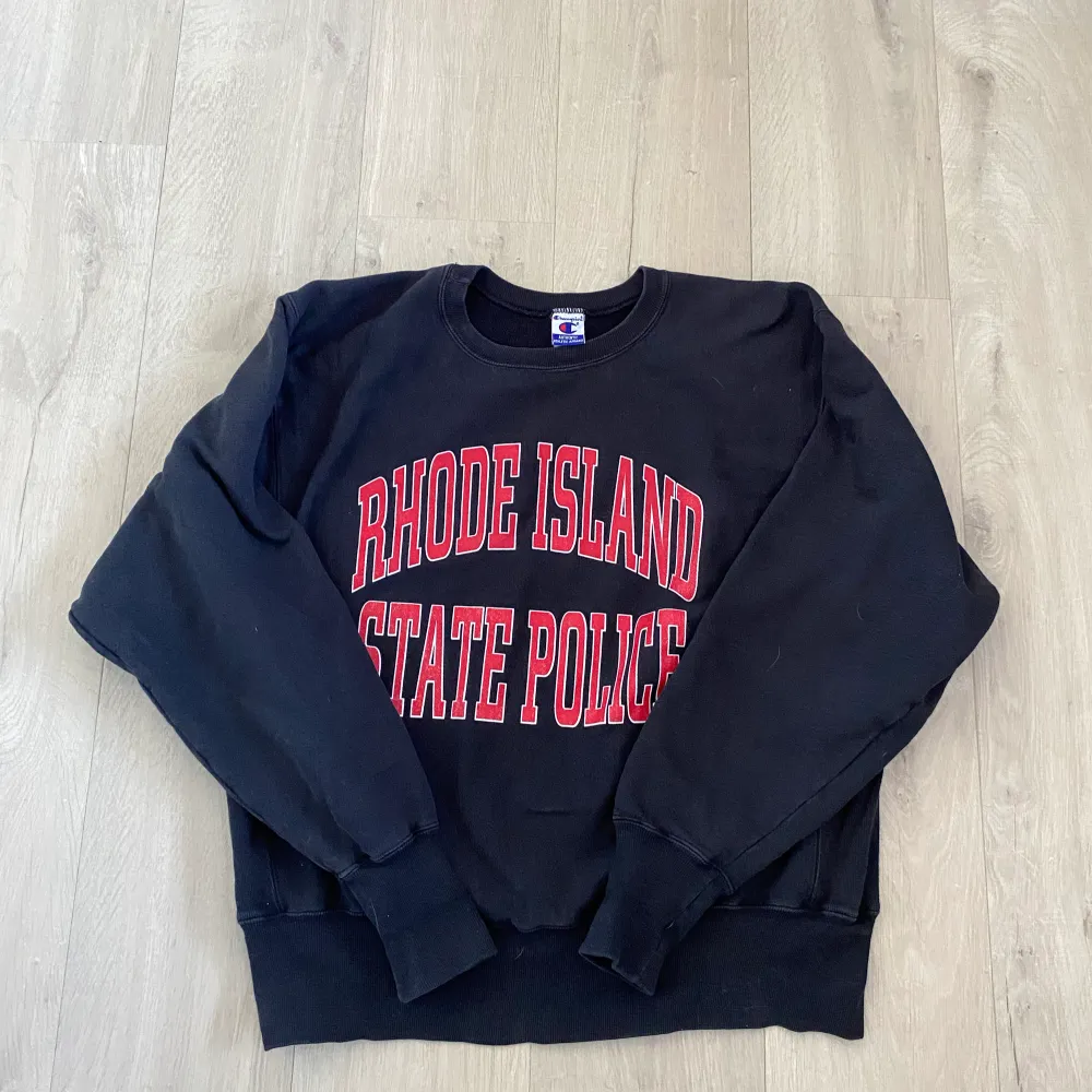 Rhode Island state police vintage champion sweatshirt i tjockt tyg med bra vintage skick, passar M/L. Hoodies.
