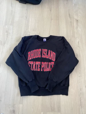 Vintage champion sweatshirt - Rhode Island state police vintage champion sweatshirt i tjockt tyg med bra vintage skick, passar M/L