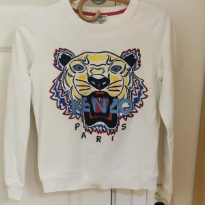 Kenzo vit tröja XS - Kenzo vit tröja köpte i Nice i Frankrike för två år sedan men den är i väldigt bra skick. storlek är XS och kanske tight. 