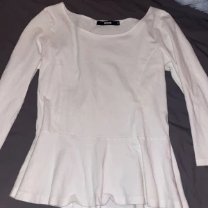 Utsvängd tröja - En fin vit utsvängd tröja, lite kortare armar och storlek M men sitter som en S💗