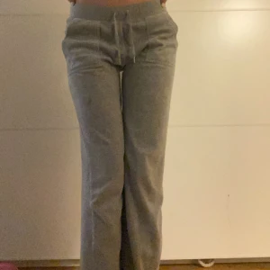 Juicy couture byxor - Kommer ej till användning då de är lite korta på mig som är 174. Orginalpris 1 100 kr men säljer för 930, priset kan diskuteras! Bra skick 