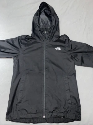 The North Face jacka  - Säljer min systers The North Face jacka pga hon har växt ur den.   Jackan är i storlek M.  Jackan är i mycket bra skick med undantag från höger framficka där den är lite sliten. Pris : 600kr 