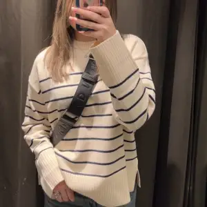 Skön stickad tröja från Zara! Strl S💗nypris 399kr, jag säljer för 100kr! 