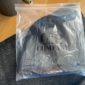 Cp company mössa - Helt ny cp company mössa använd typ en gång säljes pga kommer inte till användning 