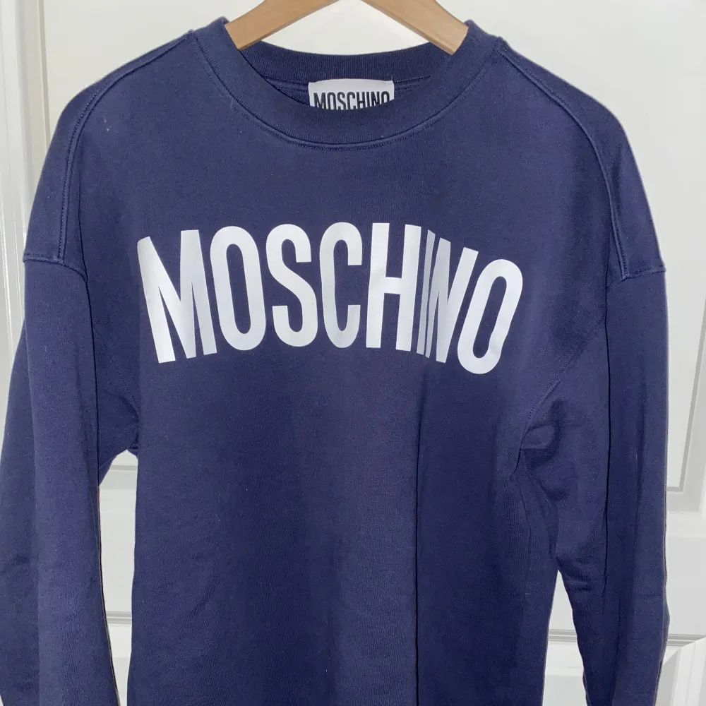 En väldigt fin moschino swestshirt som knappt är använd, köpt på NK  Cond 8/10 . Tröjor & Koftor.