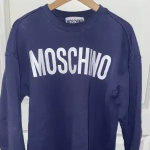 En väldigt fin moschino swestshirt som knappt är använd, köpt på NK  Cond 8/10 
