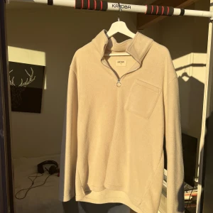 EAST WEST Tröja  - Storlek L men är liten för vara L så passar även för er som har storlek M. Säljer den eftersom att den är för liten. Ny pris 799kr.