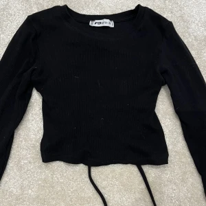 Knyt tröja - Säljer denna tröjan som man kan knyta i där bak, den är ganska kort men funkar, storlek xxs och är köpt på New yorker, ordinarie pris 299, ny pris 70kr👍🏻