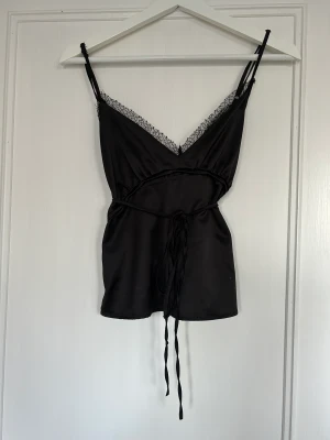 Svart fest topp  - Säljer denna super snygga svarta toppen ifrån Zara. Toppen är i bra skick och endast använd fåtal gånger. Perfekt till fest! 