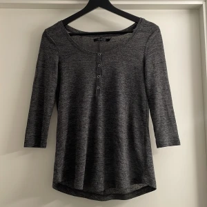 Genomskinlig tröja - Lite genomskinlig tröja med halvlånga armar.   Pris kan diskuteras vid snabb affär.