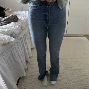 Högmidjade jeans från Zara med slits. Använda en gång! ✨