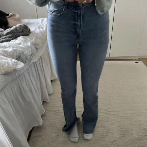 Zara jeans - Högmidjade jeans från Zara med slits. Använda en gång! ✨