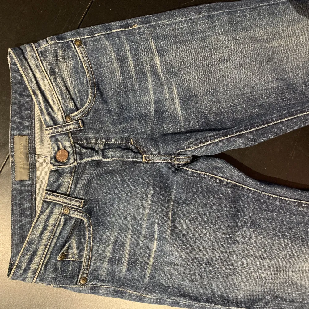 Blåa straight/bootcut jeans från acne i storlek 24/32❣️Har inga bilder på då dom är för små! Dom är lowwaist! Budar man måste man köpa❣️. Jeans & Byxor.
