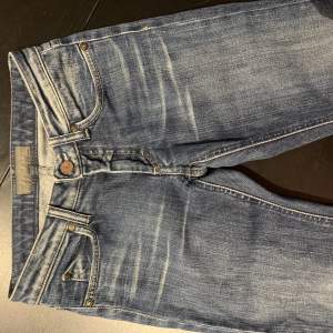 Blåa straight/bootcut jeans från acne i storlek 24/32❣️Har inga bilder på då dom är för små! Dom är lowwaist! Budar man måste man köpa❣️