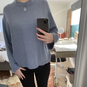 Stickad tröja - En så fin blå stickad tröja🤩 knappt använd med inga defekter