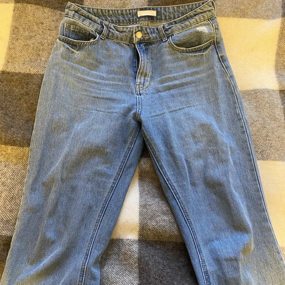 Riktigt snygga jeans men en slits på sidan. Priset kan disskuteras. Jeans & Byxor.
