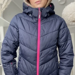 Skidjacka - Marinblå skidjacka som knappt kommit till användning, därav superfint skick🙈🤩storlek 160, men skulle säga att den är som en xs, möjligtvis en s🤍