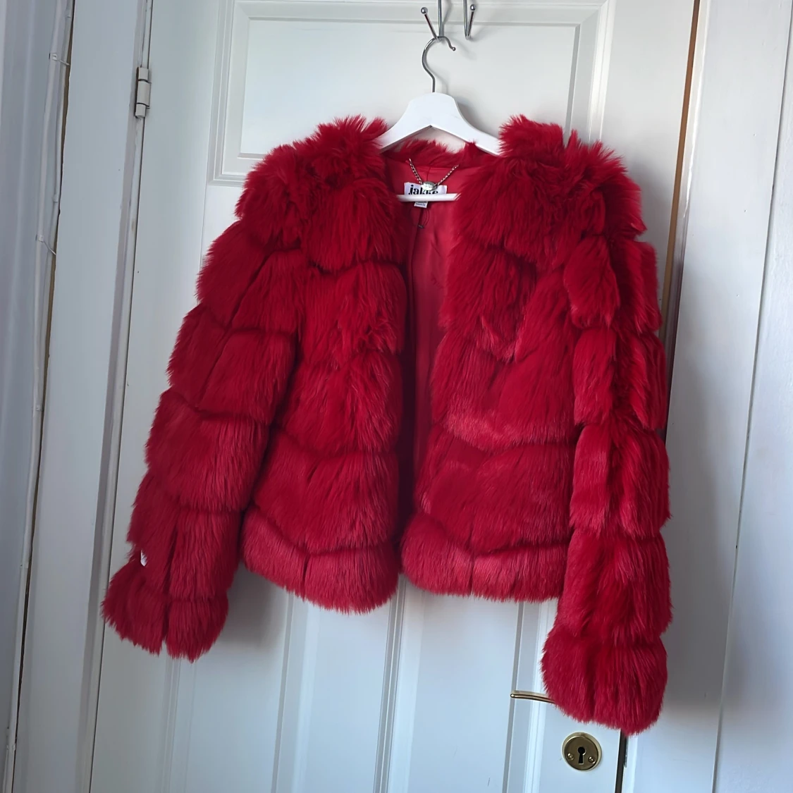 Röd jacka i fuskpäls - Jakke