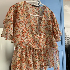 Blommig topp  - Ganska v-ringad topp, storlek S och är från Zara, perfekt inför sommaren. Hör av dig ifall det är något! 