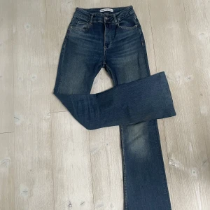 Jeans - Snygga mid-waist jeans från Zara. Modellen är bootcut💙