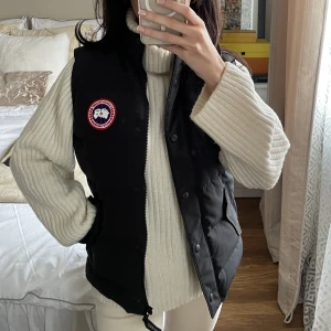 Canada Goose  - Säljer min fina Canada Goose väst som jag köpte för ungefär 3-4 år sedan på NK. Den har inte kommit till stor användning därför är den fortfarande i ett väldigt fint skick. Strolek S! 🖤