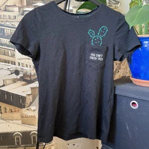 T-shirt  - T-shirt från ONLY. Svart med text på. Använd någon gång men inga tecken på slitage.