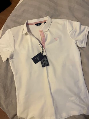 Tröja  - Jätte söt tröja från Gant. De är barnstolek 158/164. Men har samma passform som för vuxna i XS. Den sitter fint på och är helt oanvänd 