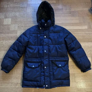 Ytterplagg - Skinnjacka storlek L ( 300kr)  Väst storlek L (50kr)  Jackan storlek L (200kr) Vid köp av alla plagg (450kr) Alla plagg är i fint skick