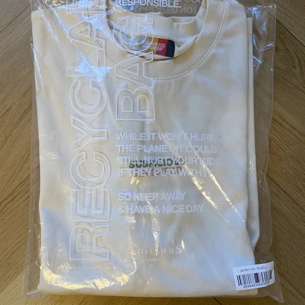Säljer en oanvänd Suspicious Antwerp T-shirt från The Reviera kollektionen. Tröjan är Limited Edition och kan inte köpas online. Storlek: Medium. T-shirts.