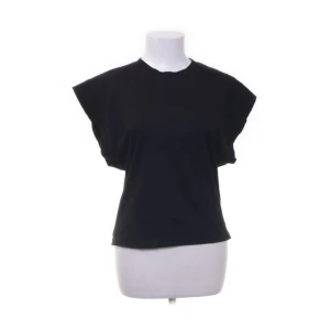 Snygg Zara topp - Säljer min snygga svarta topp från Zara! Aldrig använd och sitter så snyggt! Inga defekter!! Kontakta för mer info ❤️