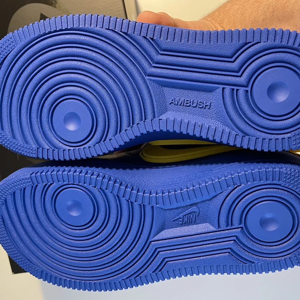 Sprillans nya skor från samarbetet mellan Nike och AMBUSH! Skorna kommer med gula snören som du alltid kan byta till och på varsin sko sitter det en gul 3d printad lace tag art nr på StockX: DV3464-400. Skor.