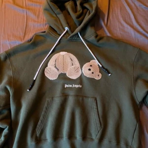 Bear Hoodie-Palm Angels  - Bear hoodie ny pris 6000, som jag tänkte sälja 8/10 knappt använd. Storlek är M men den är rätt stor så passar nog folk med L också. Hör av er vid frågor pris kan diskuteras. 