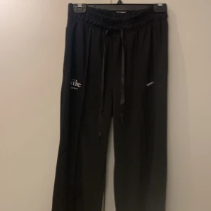 Nike byxor  - Nike byxor  Storlek s  Använda en gång  Inköps pris ca 700 