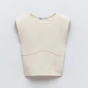 Zara topp - Snygg zara topp med vaxelvaddar! Sälj då den inte används. Frågor? Bara att skriva!💝 Fint skick, endast använd ett fåtal gånger