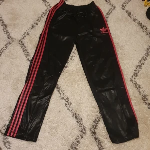 Adidas byxor - Köpt secondhand och säljer för de inte används Fodrade på insidan och utsidan är i fakeläder (dom är väldigt varma på sommaren) 