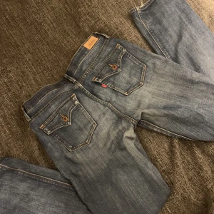 Levis jeans - säljer nu dessa fin jeansen då de inte passar mig. Dom är en äldre modell och storleken är M. Dom är ganska långa på mig som är 160. Skriv för mer info mm. 
