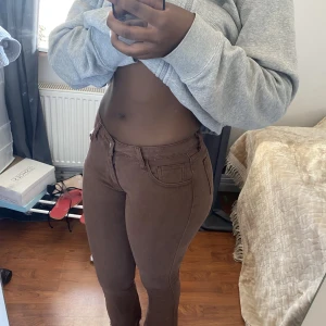 Low-waist bootcutjeans - Stretchiga low-waist bootcutjeans som ger dig en super fin form😍 Aldrig använda eftersom de är alldeles för korta på mig. Rekommenderar 163 cm> beroende på hur du vill att de ska sitta. Skriv för mer bilder🤎