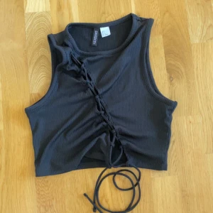 Svart topp - Fin svart topp som aldrig är använd