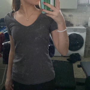 FIN T-SHIRT!!! - Jätte fin t-shirt, den är enkel och fint till allt, knappt anspänt, andvändinc 3 gånger och därför lägre pris än den andra, nypris 3 för 300 mitt pris denna för 50, eller båda för 90 kr! 